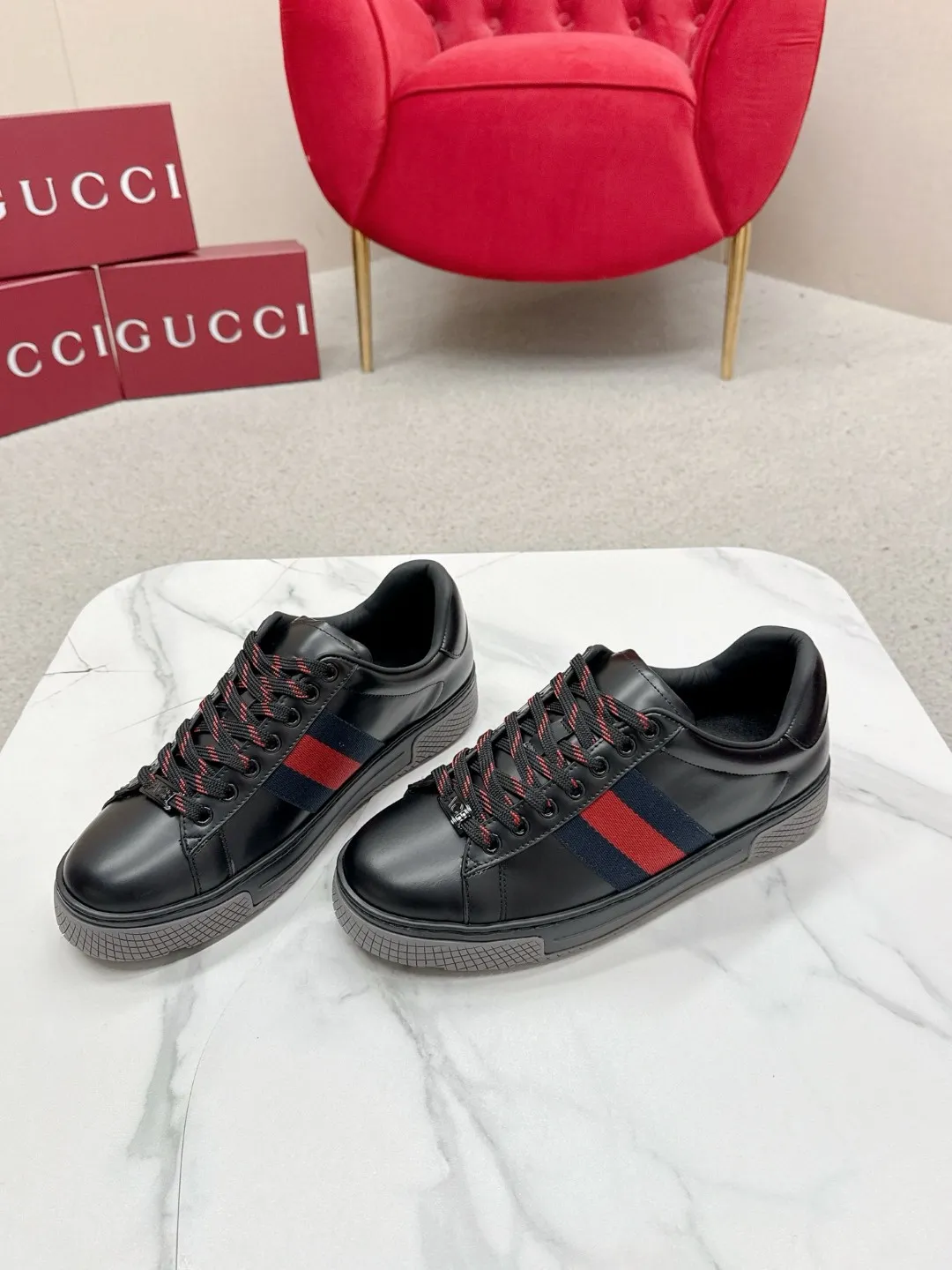 Factory price: 460💰Gucci Gucci's latest ACE series casual sports shoes, the same style as all the stars, classic brown canvas + leather stitching, the red and green stripes on the side are very recognizable. Perfect shoe last, perfect for daily casual wear, super beautiful and comfortable on the feet, a must-have for fashionistas 💯 ☑️Material: Original customized imported first-layer cowhide ☑️Inner lining: Customized imported cowhide ☑️Outsole: Original molded non-slip TPU sole ☑️Sole thickness: 2.5cm ☑️Size: Men's 38-44, customized 45